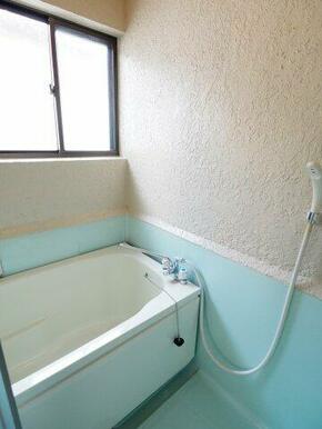 給湯のリモコン付きのバスルームになります♪