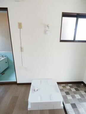 室内に洗濯機置き場ございます♪