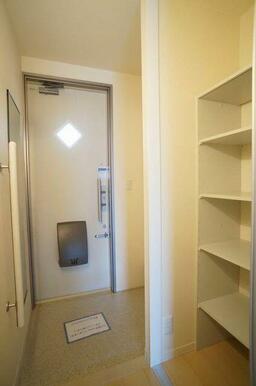 日用品のストックなどに使いやすい収納棚が備え付けです。