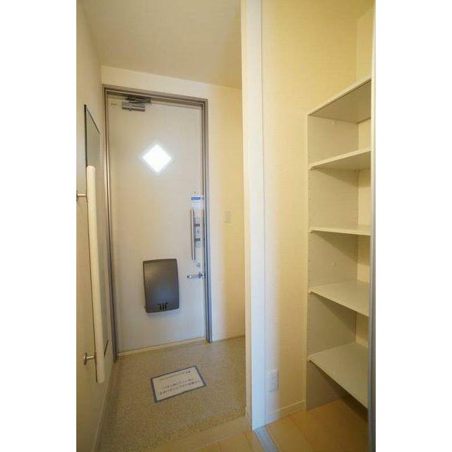 日用品のストックなどに使いやすい収納棚が備え付けです。