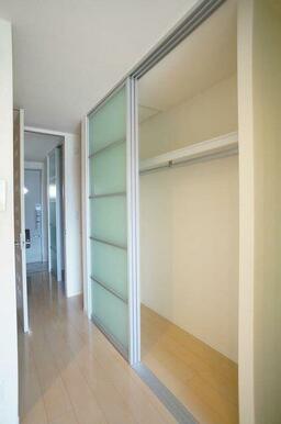 パイプハンガー付きの収納があります。