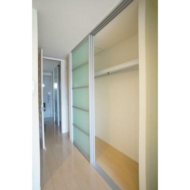 パイプハンガー付きの収納があります。