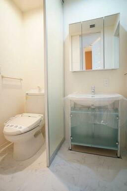 暖房洗浄便座付きのトイレと独立洗面台です。