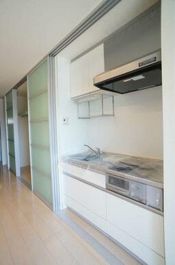 キッチンはガス２口のシステムキッチンです。