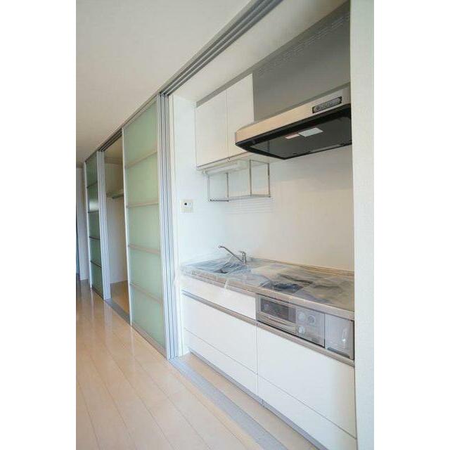 キッチンはガス２口のシステムキッチンです。