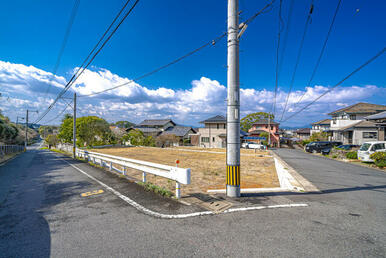 前面道路は、それぞれ６メートル以上あるので、離合や駐車の際も安心です