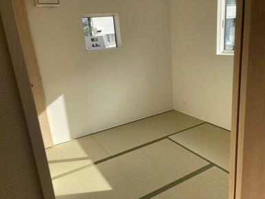 落ち着く色彩の雑貨や家具を置けばリラックス空間の出来上がり