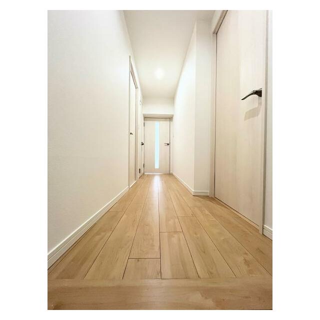 「廊下」白を基調とした明るい廊下です
