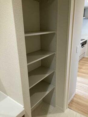 洗面室の収納棚です。タオル等を収納でき使い勝手が良いです。