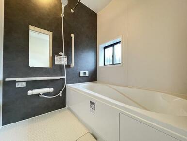 ゆったりと浸かれる1坪風呂を採用！1日の疲れを癒してくれる浴室は窓のある開放的な空間＾＾