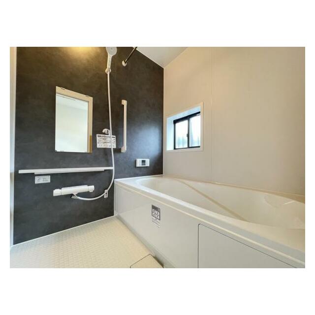 ゆったりと浸かれる1坪風呂を採用！1日の疲れを癒してくれる浴室は窓のある開放的な空間＾＾