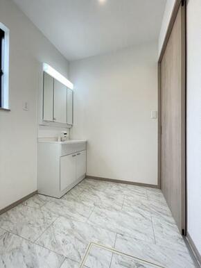 朝の準備・毎日の洗濯・帰宅後のお風呂と大活躍の洗面スペース