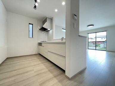 リビングの様子を見ながら家事ができるので小さなお子さまがいるご家庭も安心です＾＾