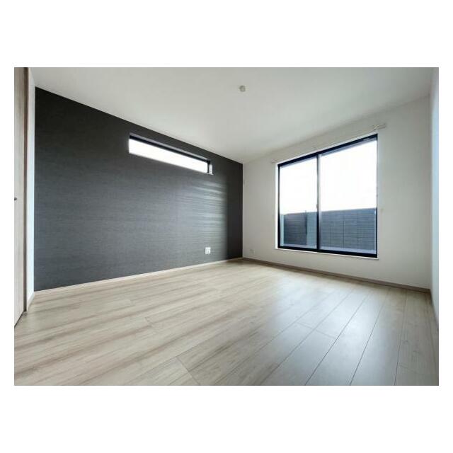 お部屋からバルコニーに出られるので洗濯物や布団などをすぐ干せ取込みも楽にできます！