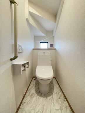 採光窓は臭い対策にもなって清潔な空間を保てます♪立ち上がりをサポートしてくれる手すりも完備！