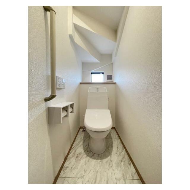 採光窓は臭い対策にもなって清潔な空間を保てます♪立ち上がりをサポートしてくれる手すりも完備！