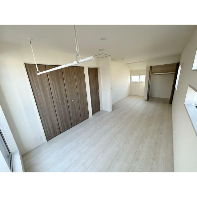 【2号棟】間仕切り壁を想定して2ドア2クローゼットを配置。2部屋にできるように対応しています