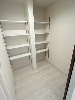 クローゼットや本棚、趣味の保管庫と自由に活用できる収納空間（1号棟）