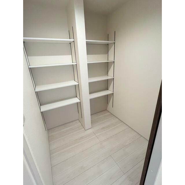 クローゼットや本棚、趣味の保管庫と自由に活用できる収納空間（1号棟）