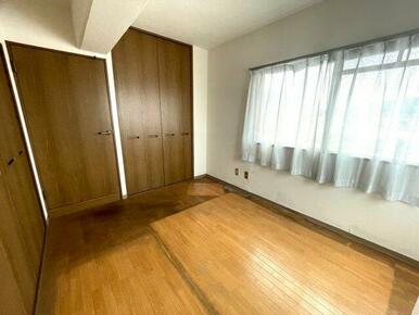 壁一面の大型クローゼットが魅力の洋室。収納力豊富で、お洋服や季節用品もすっきり片付きます。窓からの陽