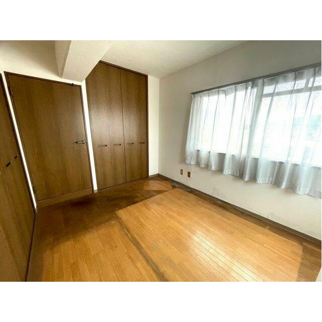 壁一面の大型クローゼットが魅力の洋室。収納力豊富で、お洋服や季節用品もすっきり片付きます。窓からの陽