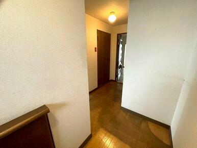 玄関から各部屋へとつながる廊下はゆったりとした幅があり、家具や小物を飾って自分好みの空間演出が楽し