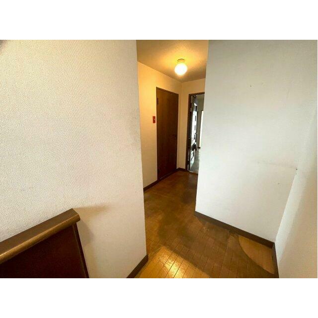 玄関から各部屋へとつながる廊下はゆったりとした幅があり、家具や小物を飾って自分好みの空間演出が楽し