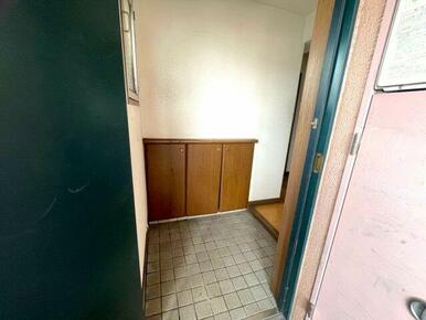 玄関にはシューズボックスが設置されており、スッキリとした印象でお出迎え。窓付きで自然光が入るため、明