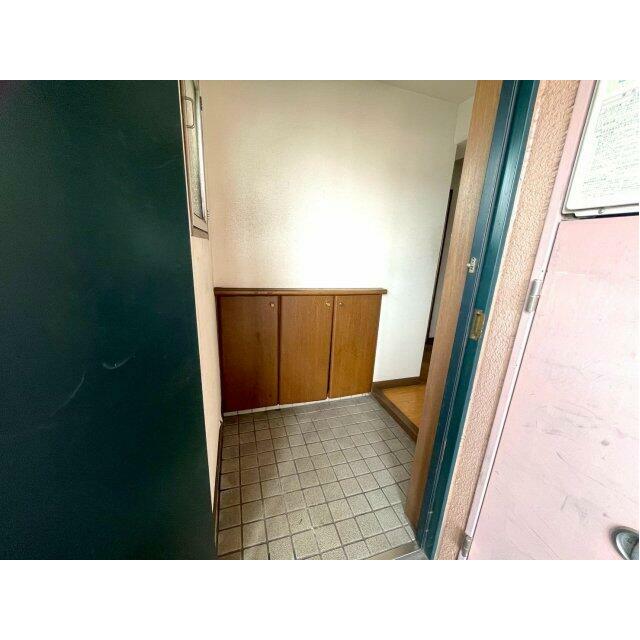 玄関にはシューズボックスが設置されており、スッキリとした印象でお出迎え。窓付きで自然光が入るため、明