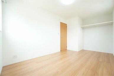 2階7帖洋室。広々したオープンクローゼットを採用しています。※類似物件の参考画像です。