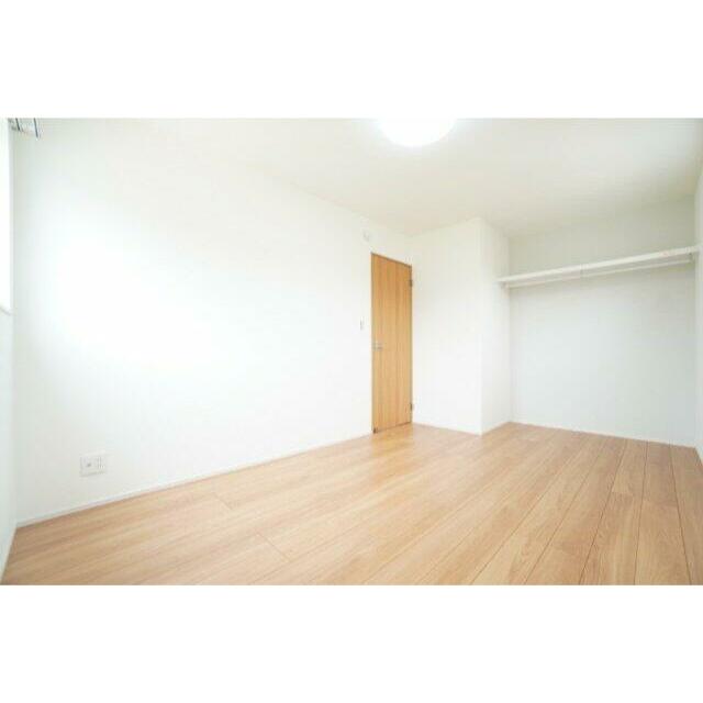 2階7帖洋室。広々したオープンクローゼットを採用しています。※類似物件の参考画像です。