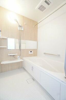 浴室乾燥機の他に暖房や涼風などの機能もついています！※類似物件の参考画像です。