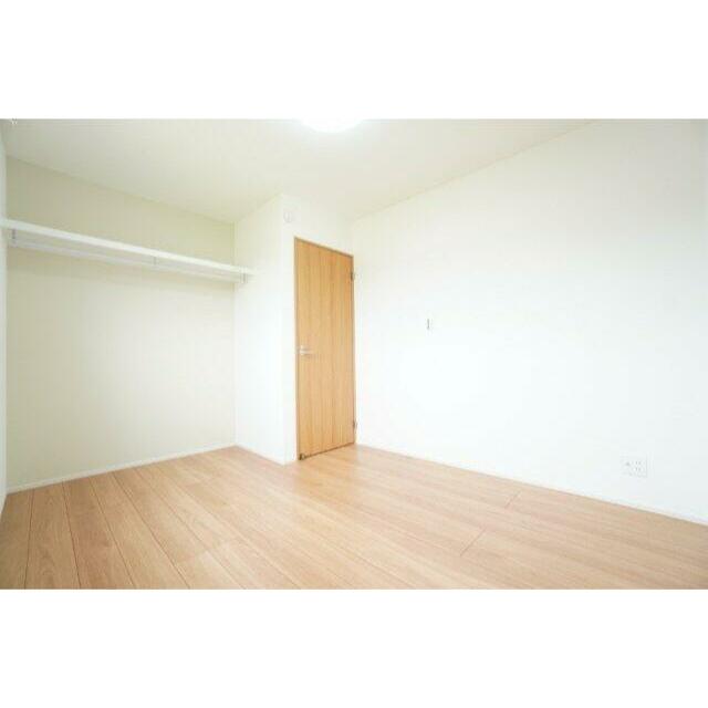 2階5.5帖洋室。アクセントクロスの色や柄でお部屋の雰囲気を変えています。※類似物件の参考画像です。