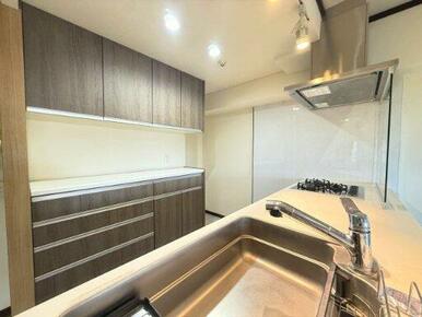 キッチン背面のカップボードで収納もバッチリ！