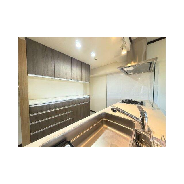 キッチン背面のカップボードで収納もバッチリ！