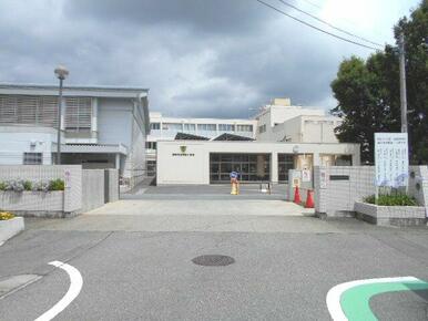 東部小学校