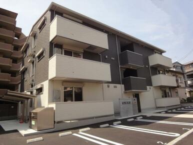 南東向きの３階建ての建物です。（お部屋は北西向きです）