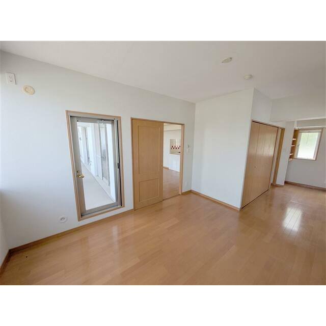 東側、約12帖の洋室です。バルコニー、ルーフバルコニーへと出られます。