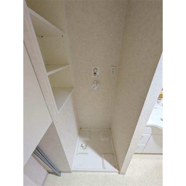 洗面台横にある洗濯機置き場です。