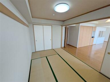 西側、約6帖の和室です。