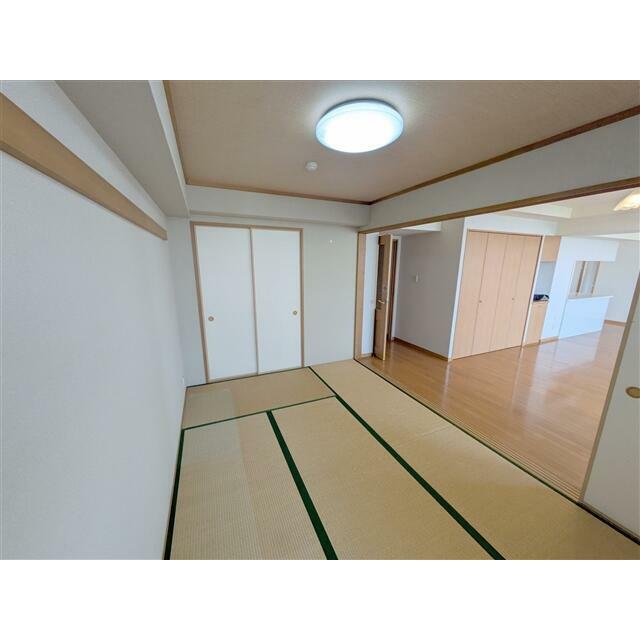 西側、約6帖の和室です。