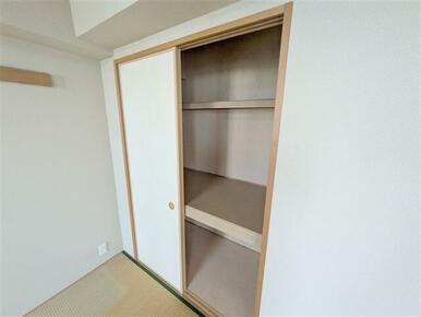 西側、約6帖の和室です。