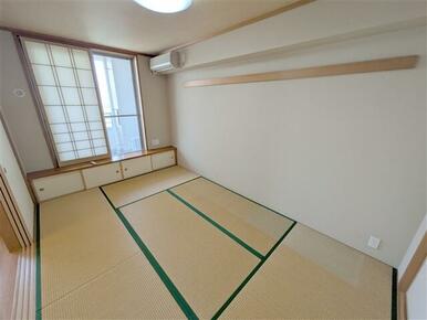 西側、約6帖の和室です。