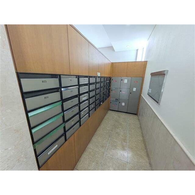 郵便ポストと宅配ボックスです。