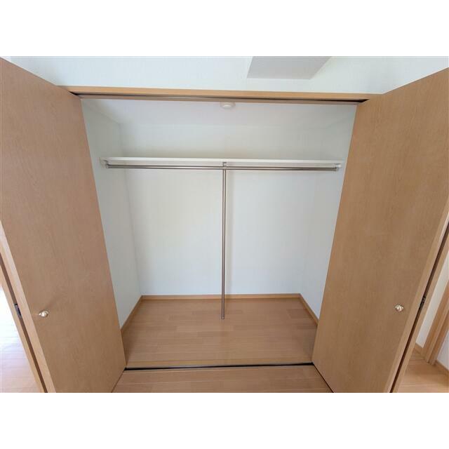 東側、約12帖の洋室です。奥行のある収納がございます。