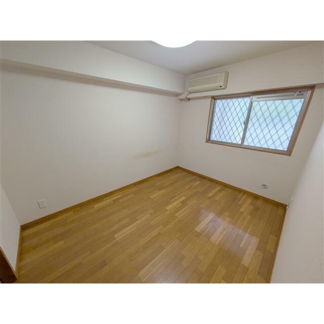 北西側、約6帖の洋室です。