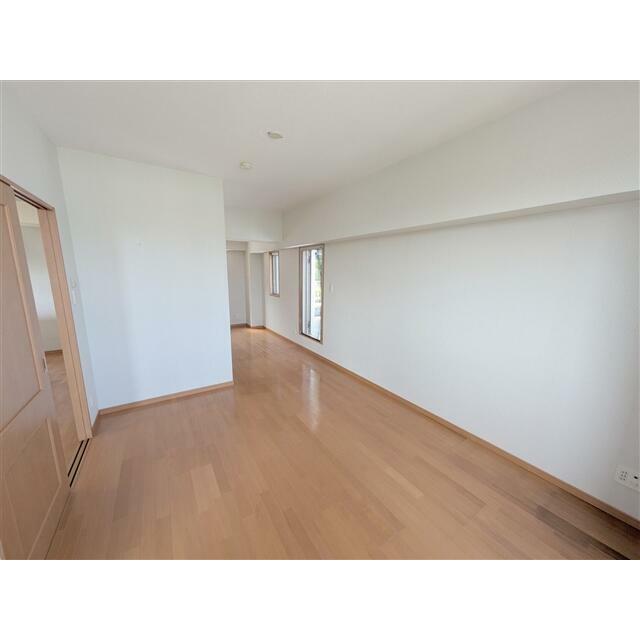 東側、約12帖の洋室です。バルコニー、ルーフバルコニーへと出られます。