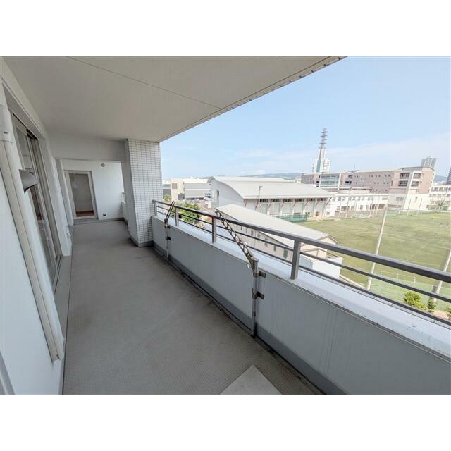 南東側のバルコニーです。正面には静岡県立科学技術高校が見えます。