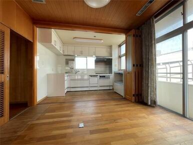 キッチンは２面採光で明るく風通しも良好です