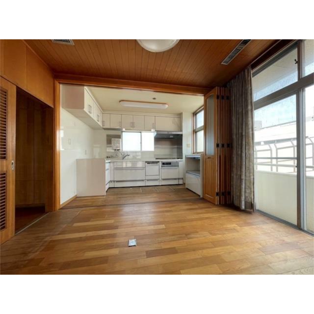 キッチンは２面採光で明るく風通しも良好です